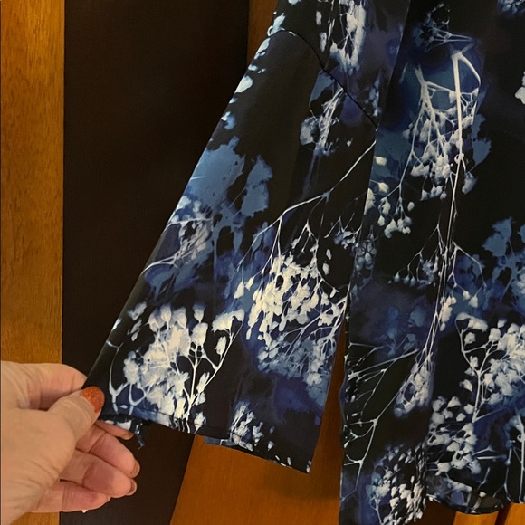 🔥🔥🔥NWT Slim Factor Blue-Black-White Floral Top w/Bell Sleeves & Hi-Lo Hem - Picture 5 of 9